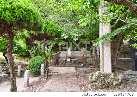 誕生寺、太塚、明之浦太之墓（千葉縣鴨川市） 126834768