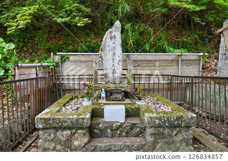 誕生寺、太塚、明之浦太之墓（千葉縣鴨川市） 126834857