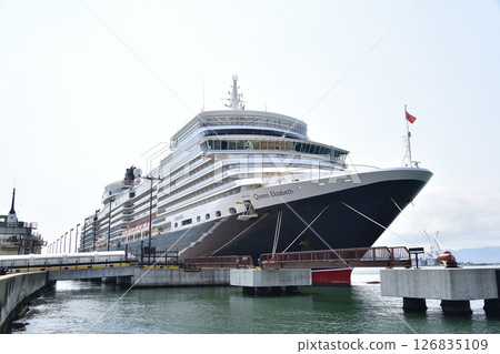 拍攝春季停靠北海道函館市函館港的伊莉莎白女王號遊輪 126835109