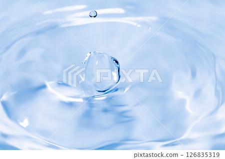 水滴落在水面上。 水滴落在水面上。 126835319