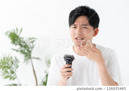 男人用剃刀刮鬍子 126835465