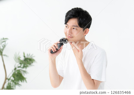 男人用剃刀刮鬍子 男人用剃刀刮鬍子 126835466