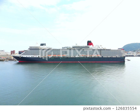 春季，伊莉莎白女王號遊輪停靠北海道函館市函館港的鳥瞰圖 126835554