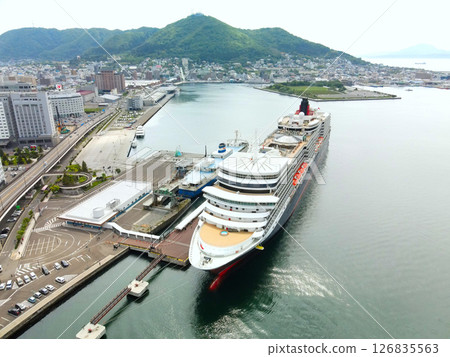 春季，伊莉莎白女王號遊輪停靠北海道函館市函館港的鳥瞰圖 126835563