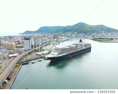春季，伊莉莎白女王號遊輪停靠北海道函館市函館港的鳥瞰圖 126835568
