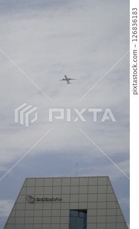 一架飛機在東京的藍天上飛翔 126836183