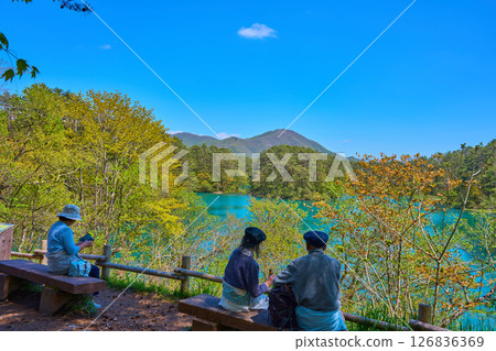 福島縣山郡的春天，在毗沙門湖（五色沼）西側的散步道上休息的遊客以及白布山方向 126836369