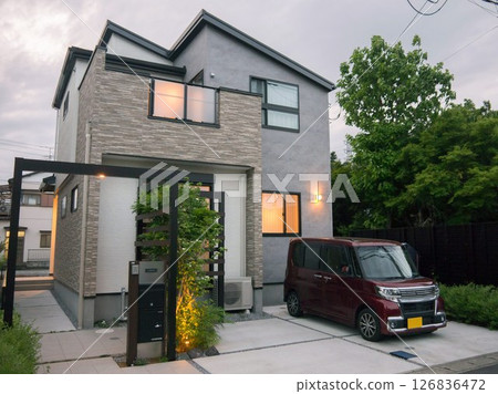 傍晚的獨立式住宅 126836472