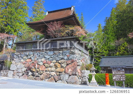 The "Six o'clock Bell" at Danjo Garan, Mount Koya / World Heritage Site / 100 Scenes of the Heisei Era The "Six o'clock Bell" at Danjo Garan, Mount Koya / World Heritage Site / 100 Scenes of the Heisei Era 126836951