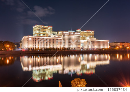 Night view of the Ministry of Defence of Russian Federation, and Moscow river embakment 126837484