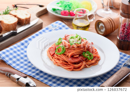 西式午餐套餐,包含家常那不勒斯風味和沙拉 西式午餐套餐,包含家常那不勒斯風味和沙拉 126837672