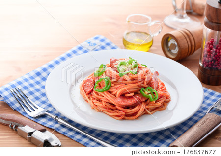 西式午餐套餐,包含家常那不勒斯風味和沙拉 西式午餐套餐,包含家常那不勒斯風味和沙拉 126837677