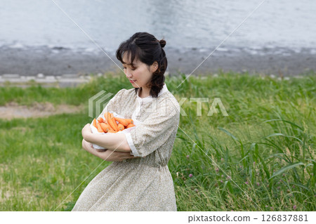 We harvested a lot of carrots. 126837881