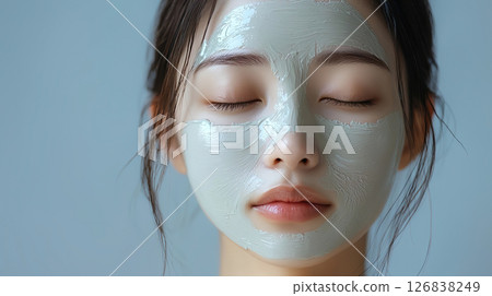 一位女士敷著泥敷臉的特寫鏡頭 126838249