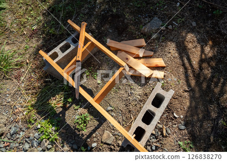 將雙層床梯切成碎片並丟棄 126838270