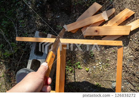 將雙層床梯切成碎片並丟棄 將雙層床梯切成碎片並丟棄 126838272