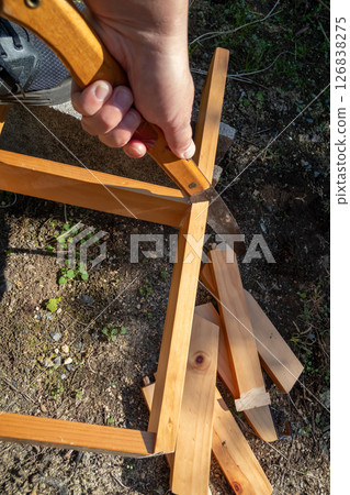 將雙層床梯切成碎片並丟棄 將雙層床梯切成碎片並丟棄 126838275