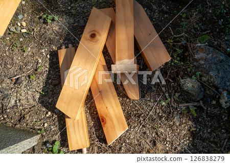 剪掉並處理雙層床梯子 剪掉並處理雙層床梯子 126838279