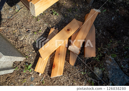Cut up and dispose of bunk bed ladders 126838280