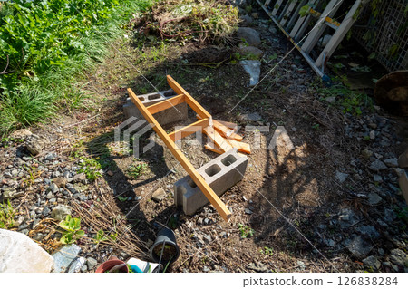 剪掉並處理雙層床梯子 126838284