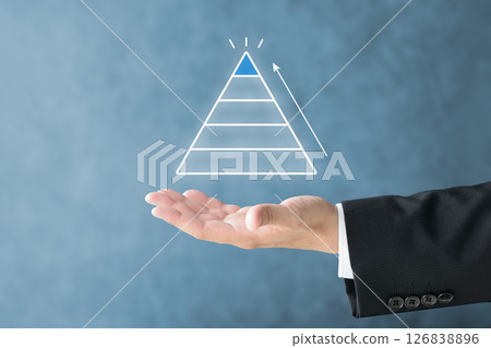 商人的手舉起一座分成幾層的金字塔 商人的手舉起一座分成幾層的金字塔 126838896