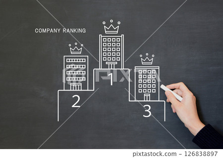 一名男子在黑板上繪製公司和業務排名 126838897