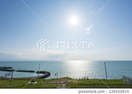 陽光照耀下的海邊公路 126838914