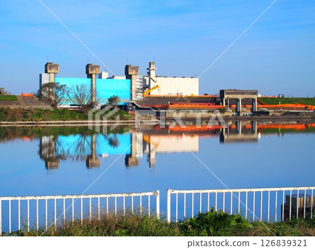 冬季從江戶川對岸眺望的松戶水門 冬季從江戶川對岸眺望的松戶水門 126839321