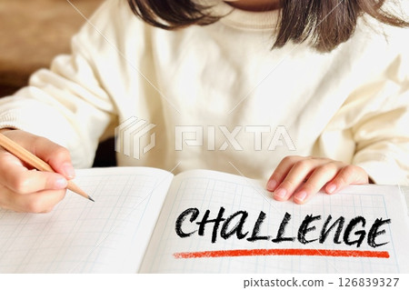 一個孩子麵對桌子，嘗試著新的東西 126839327