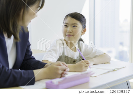 在補習班學習的小學生和老師。照片由東京電子專門學校、電波學園學校法人提供。 在補習班學習的小學生和老師。照片由東京電子專門學校、電波學園學校法人提供。 126839337