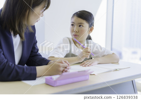 在補習班學習的小學生和老師。照片由東京電子專門學校、電波學園學校法人提供。 在補習班學習的小學生和老師。照片由東京電子專門學校、電波學園學校法人提供。 126839338