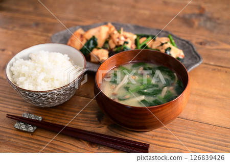 One Soup and One Dish: Sweet and Spicy Stir-fried Chicken Thighs and Spinach One Soup and One Dish: Sweet and Spicy Stir-fried Chicken Thighs and Spinach 126839426