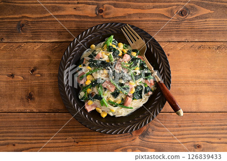 Spinach and luncheon meat soy cream rice pasta 126839433