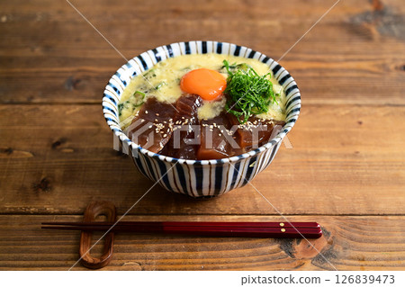 醃漬鮪魚秋葵山藥泥蓋飯 醃漬鮪魚秋葵山藥泥蓋飯 126839473