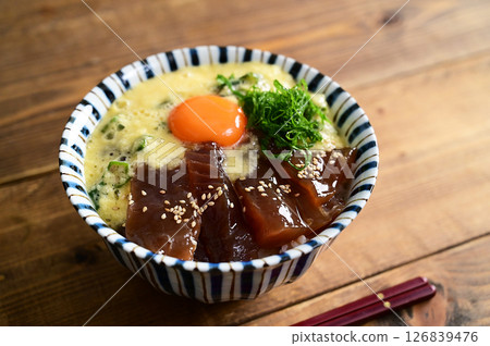 醃漬鮪魚秋葵山藥泥蓋飯 醃漬鮪魚秋葵山藥泥蓋飯 126839476