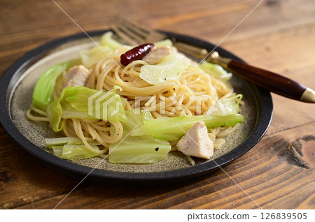 春捲心菜和雞肉辣椒 126839505