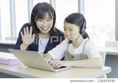 補習班裡，小學生和老師正在用筆記型電腦學習。照片由私立學校法人電波學園東京電子專門學校提供。 126839590
