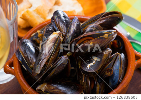 Gourmet steamed mussels Gourmet steamed mussels 126839603