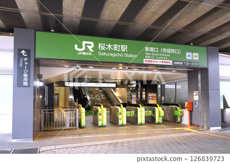 6 月 1 日，日本橫濱城市景觀。櫻木町站新南口（市政廳出口）景觀 126839723