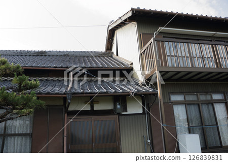 傳統日本房屋的錫牆 126839831