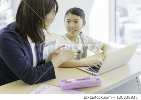 補習班裡，小學生和老師正在用筆記型電腦學習。照片由私立學校法人電波學園東京電子專門學校提供。 126839933