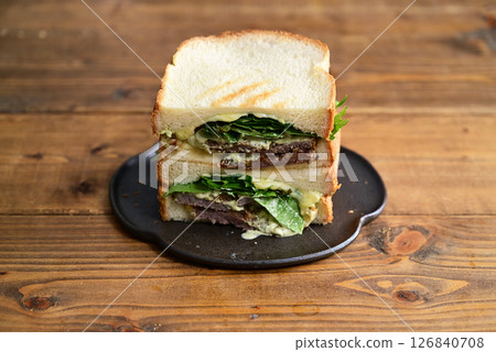 牛排羅勒蛋黃醬三明治 126840708