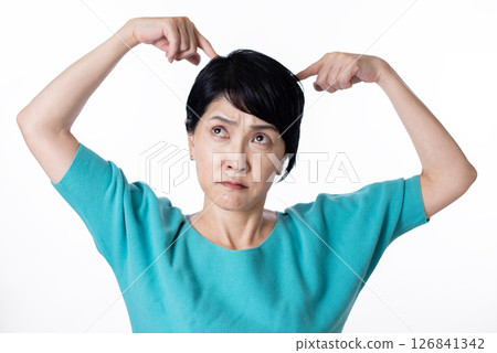 一位中年婦女正在努力想出一個主意 126841342