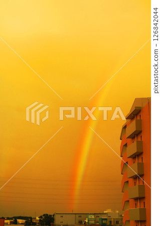 傍晚天空的彩虹 126842044