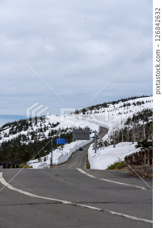 冬季從八幡平禦華裡峠看到的阿斯皮特線雪廊 岩手縣八幡平市 岩手縣八幡平市 126842632