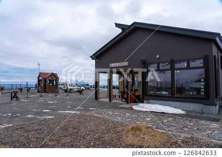 岩手縣八幡平市八幡平山頂休息處仍有積雪 126842633