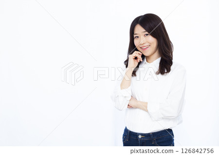 一個女人抱著雙臂微笑著思考 126842756