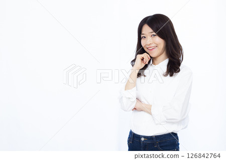 一個女人抱著雙臂微笑著思考 126842764