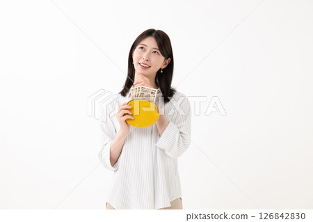 A woman with a wallet 126842830