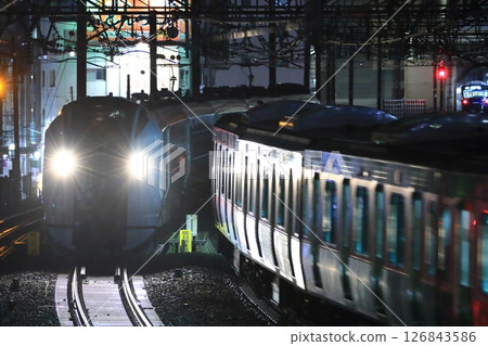 成田特快列車穿過東京都的夜景 126843586